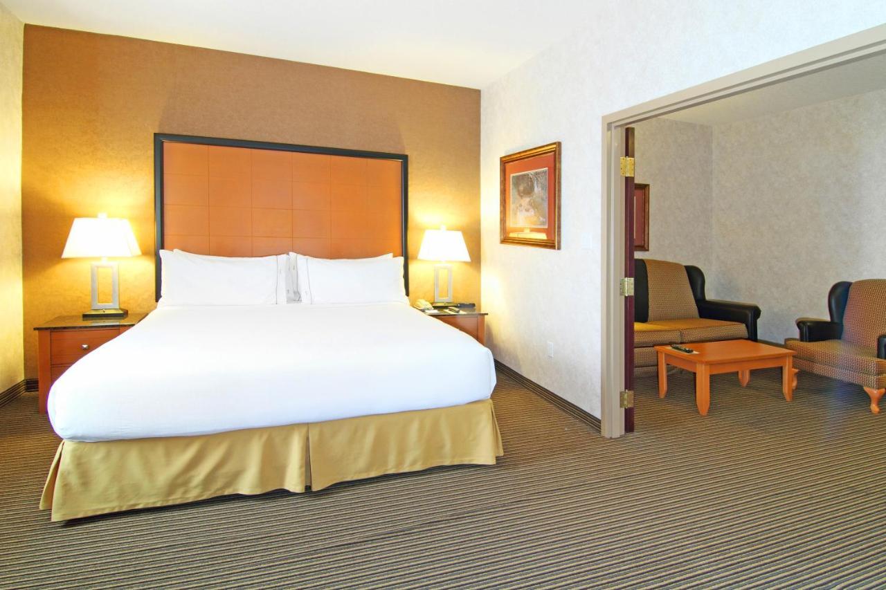 Holiday Inn Express Calgary South By Ihg Экстерьер фото