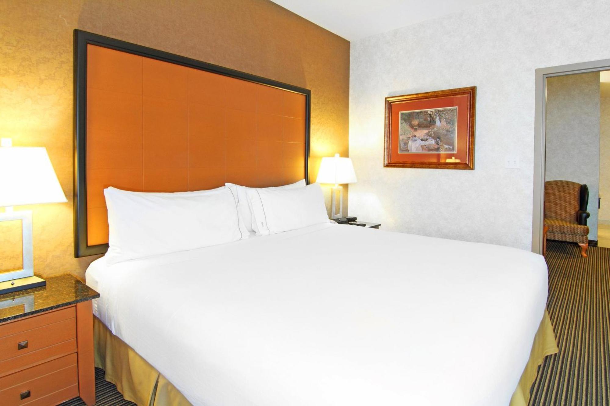 Holiday Inn Express Calgary South By Ihg Экстерьер фото