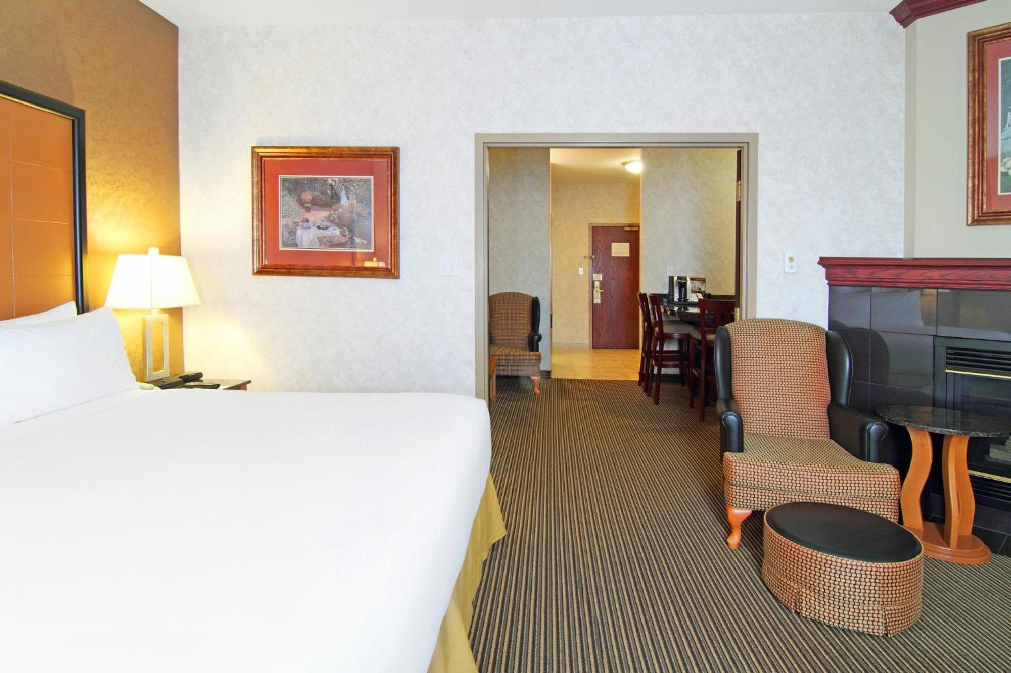 Holiday Inn Express Calgary South By Ihg Экстерьер фото