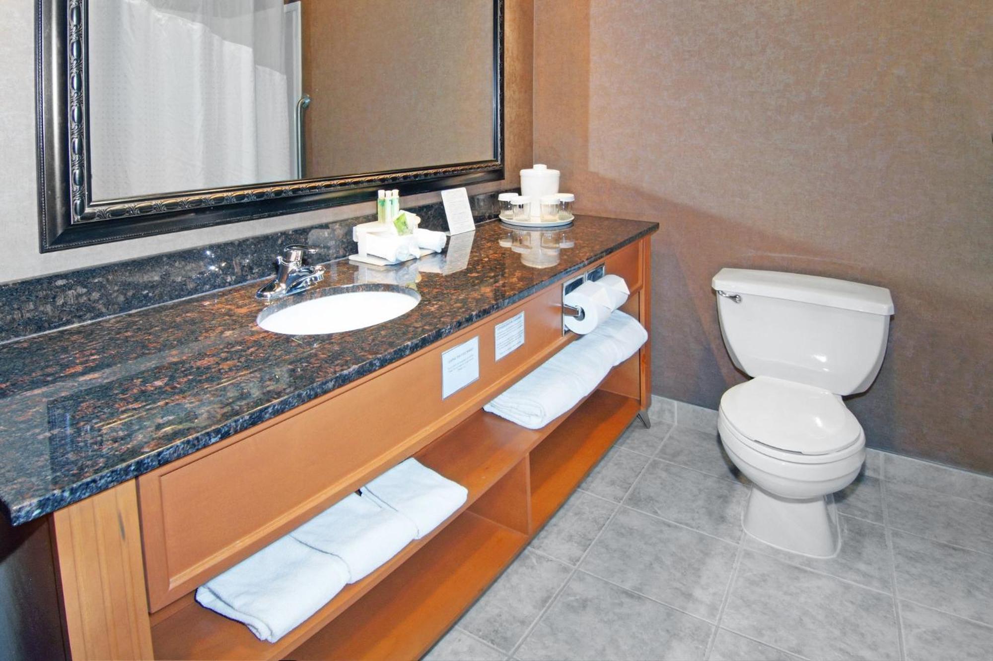 Holiday Inn Express Calgary South By Ihg Экстерьер фото