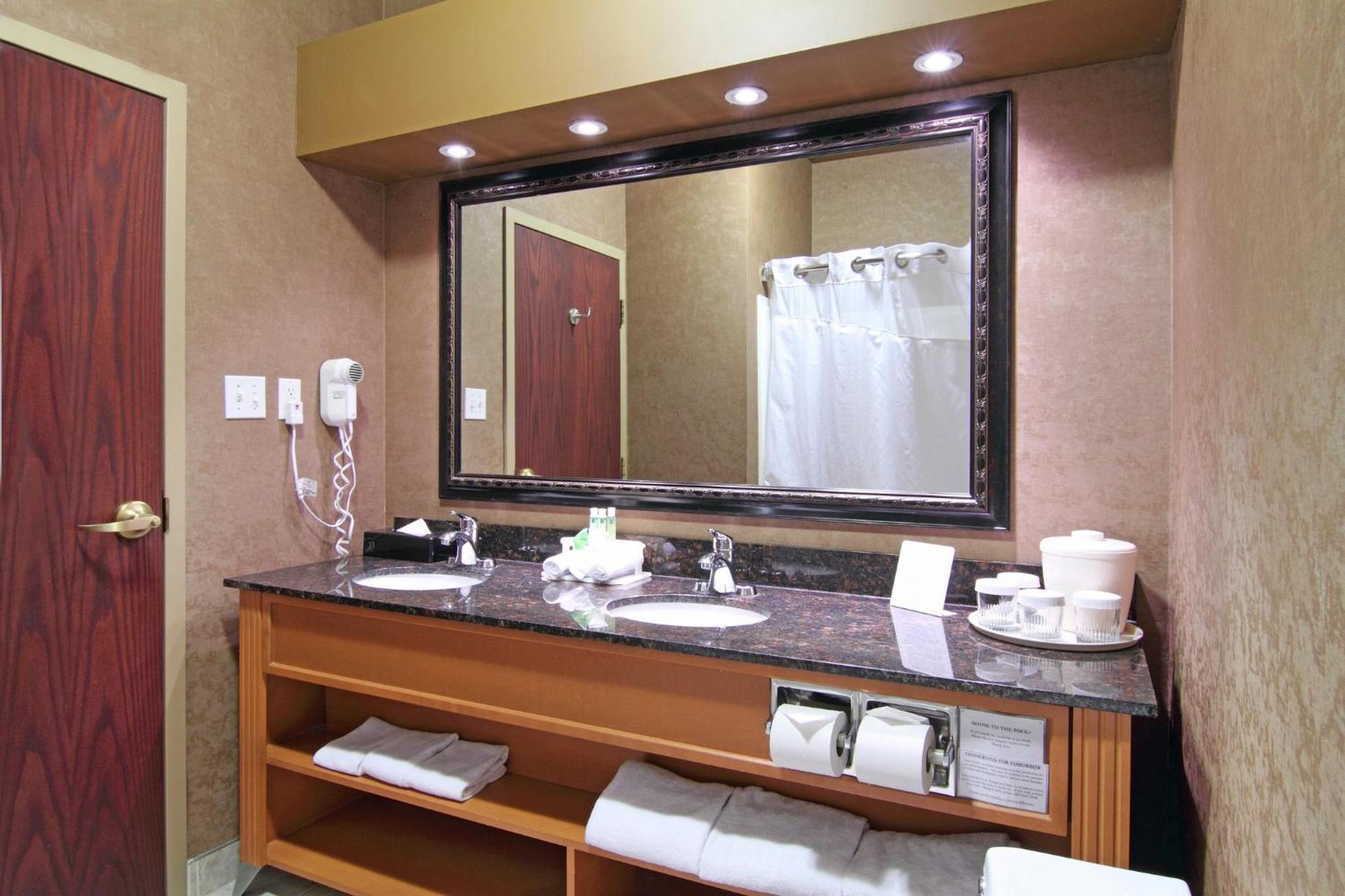 Holiday Inn Express Calgary South By Ihg Экстерьер фото