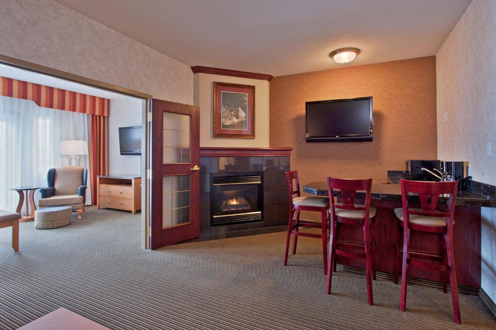 Holiday Inn Express Calgary South By Ihg Экстерьер фото