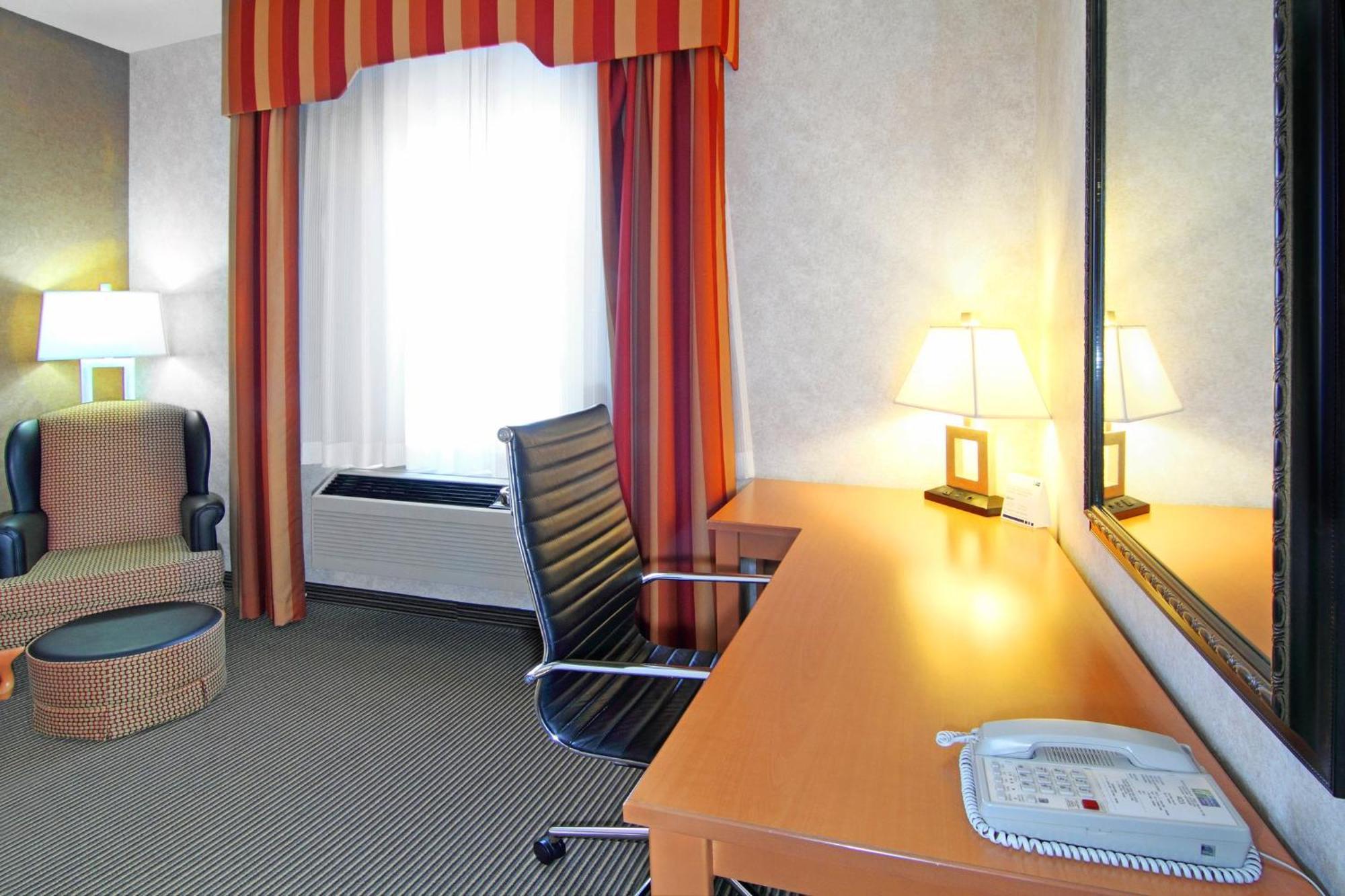 Holiday Inn Express Calgary South By Ihg Экстерьер фото
